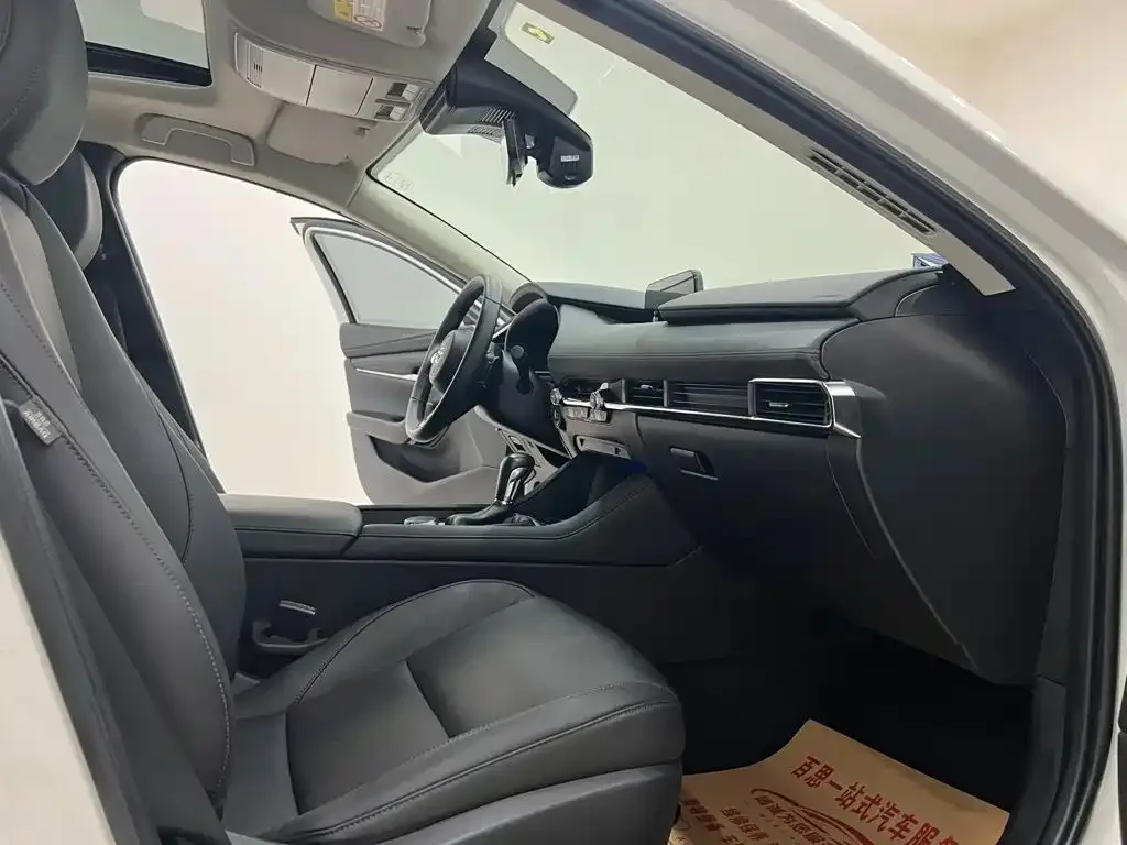 Mazda Mazda3 Axela 2023 2.0L Automatic Premium Edition — Фото автомобиля 5