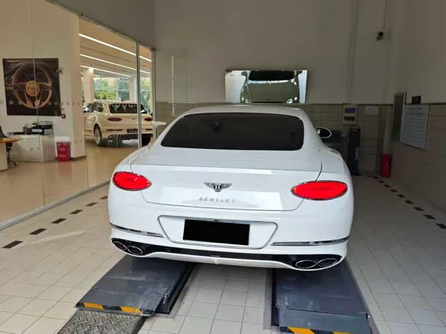 Bentley Continental — Фото автомобиля 13