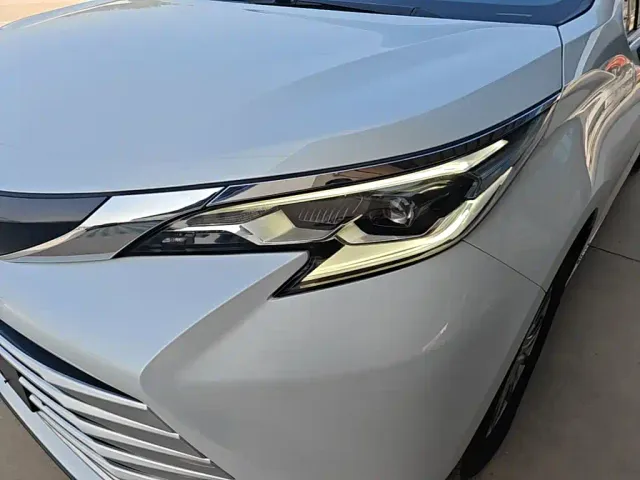 Toyota Sienna — Фото автомобиля 23