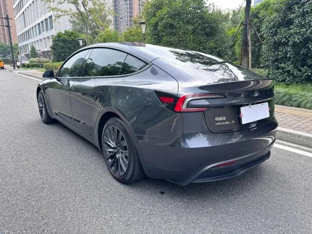 Tesla Model 3 — Фото автомобиля 5