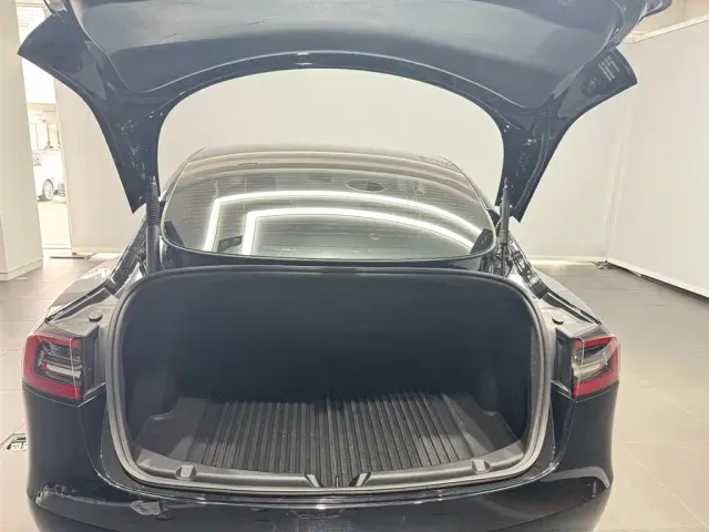 Tesla Model 3 — Фото автомобиля 9