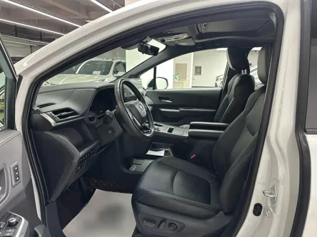 Toyota Sienna — Фото автомобиля 6