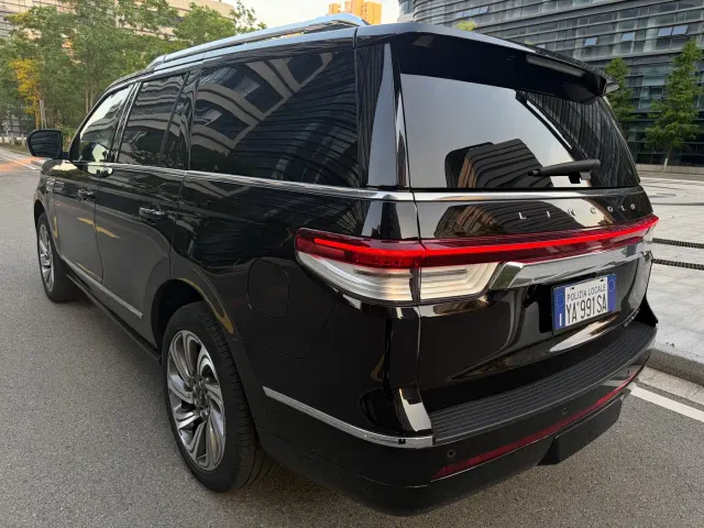 Lincoln Navigator — Фото автомобиля 7
