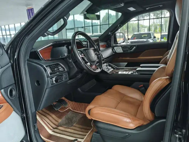 Lincoln Navigator — Фото автомобиля 9