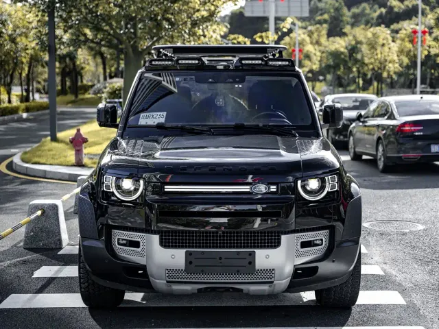 Land Rover Defender — Фото автомобиля 2