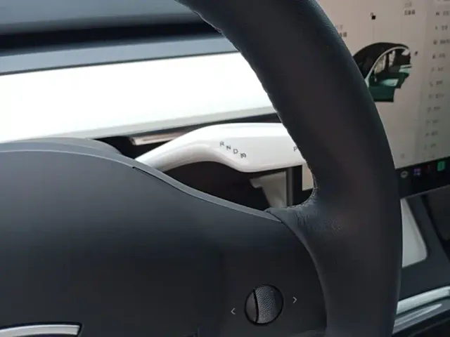 Tesla Model Y — Фото автомобиля 13