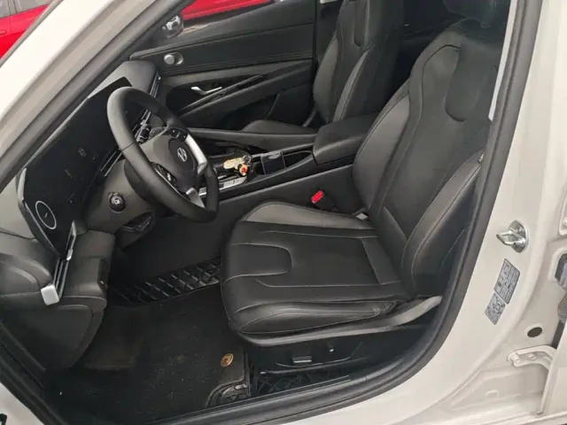 Hyundai Elantra — Фото автомобиля 14