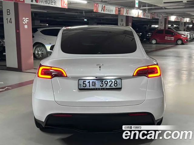 Tesla Model Y — Фото автомобиля 4