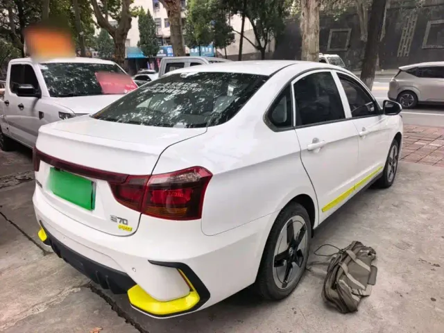 Dongfeng Fengshen E70 — Фото автомобиля 6
