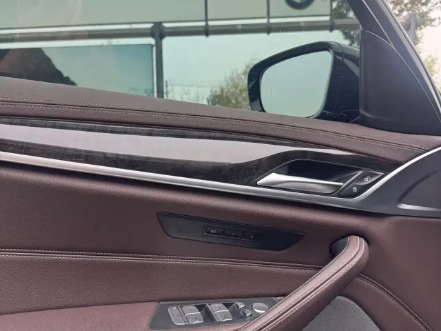 BMW 5 Series — Фото автомобиля 11