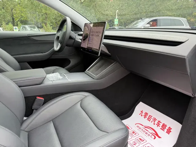 Tesla Model Y — Фото автомобиля 16