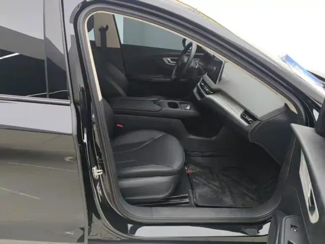 Hongqi E-QM5 — Фото автомобиля 8