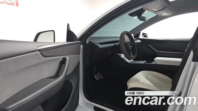 Tesla Model Y — Фото автомобиля 10