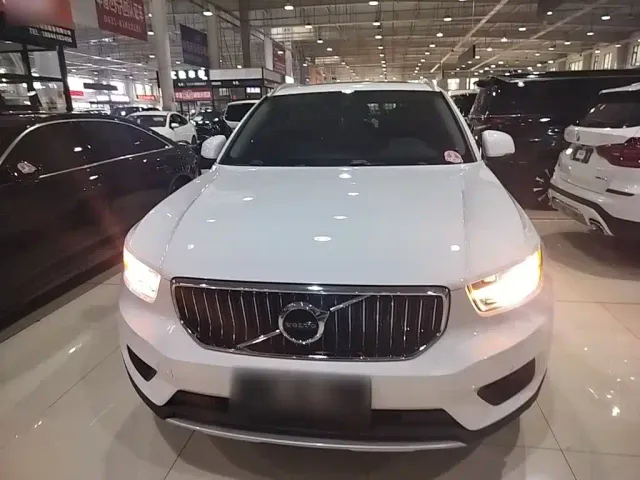Volvo XC40 — Фото автомобиля 2