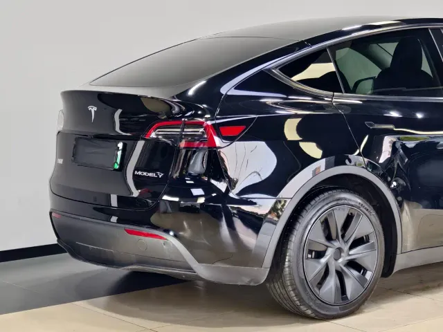 Tesla Model Y — Фото автомобиля 9
