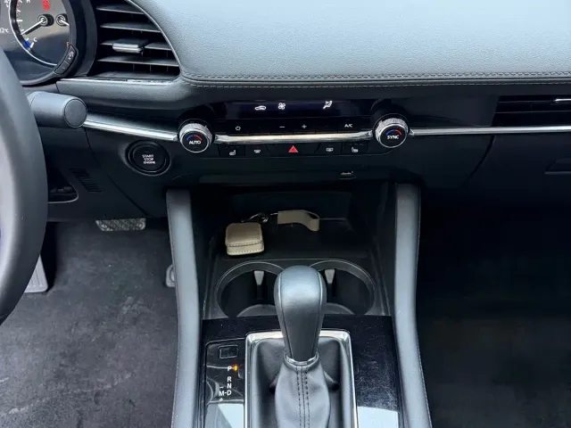 Mazda Axela — Фото автомобиля 12