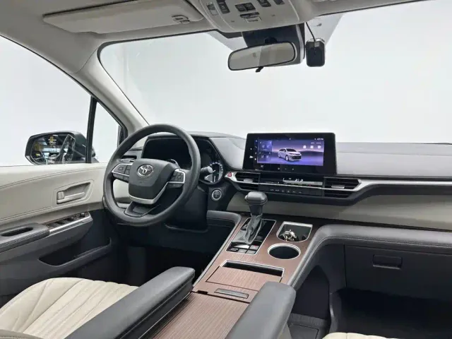 Toyota Sienna — Фото автомобиля 20