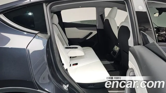 Tesla Model Y — Фото автомобиля 17