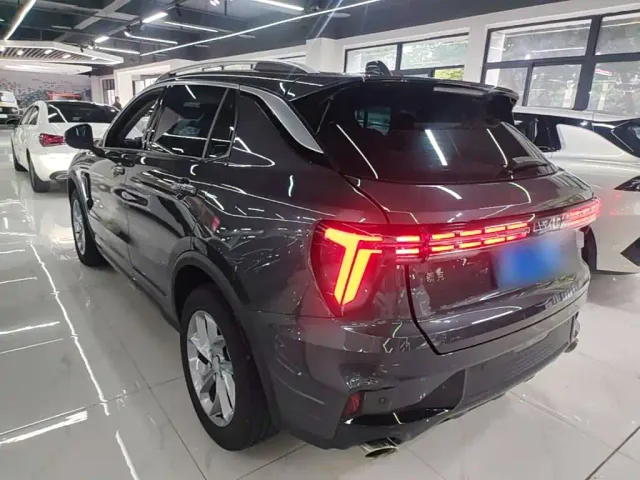Lynk & Co 01 — Фото автомобиля 4