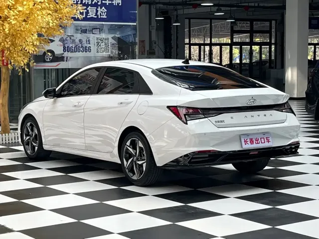 Hyundai Elantra 2022 1.5L CVT LUX Premium Edition — Фото автомобиля 4
