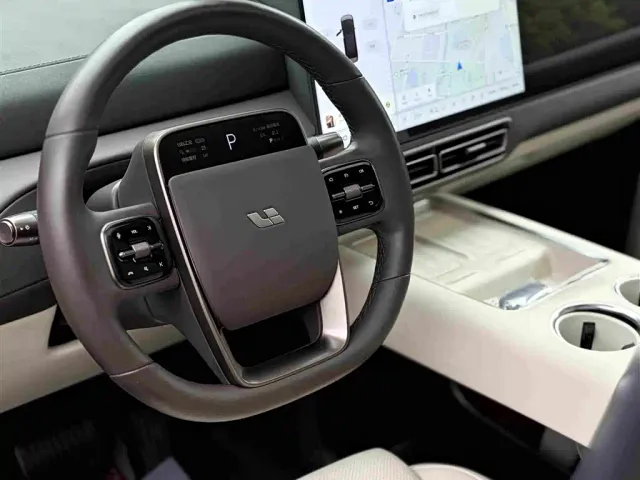 Li Auto MEGA — Фото автомобиля 11