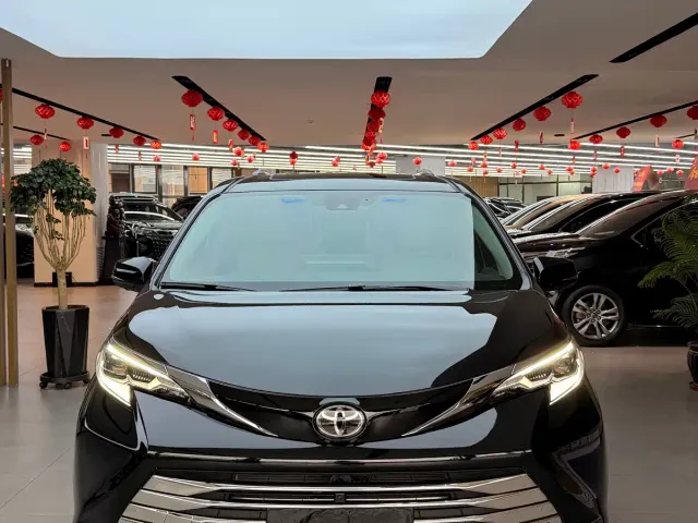 Toyota Sienna — Фото автомобиля 3