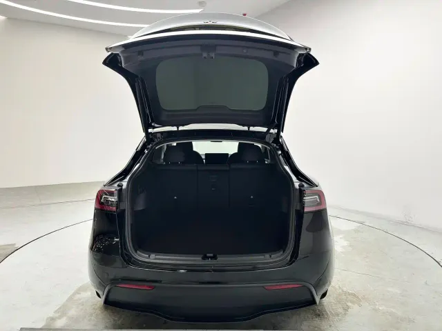 Tesla Model Y — Фото автомобиля 14