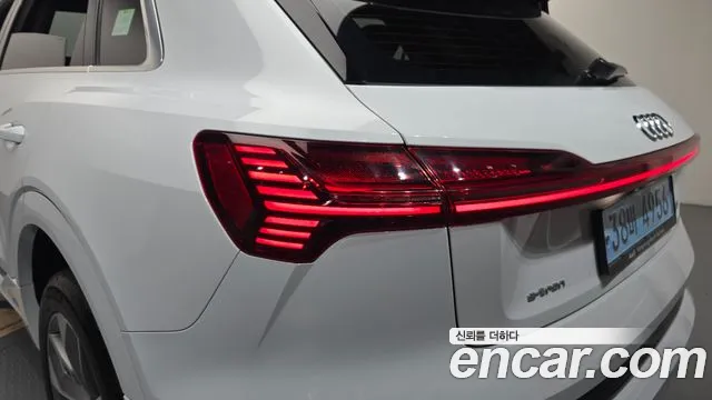 Audi e-tron — Фото автомобиля 8