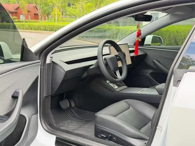 Tesla Model 3 — Фото автомобиля 7