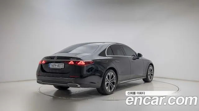 Mercedes-Benz E-Class — Фото автомобиля 2