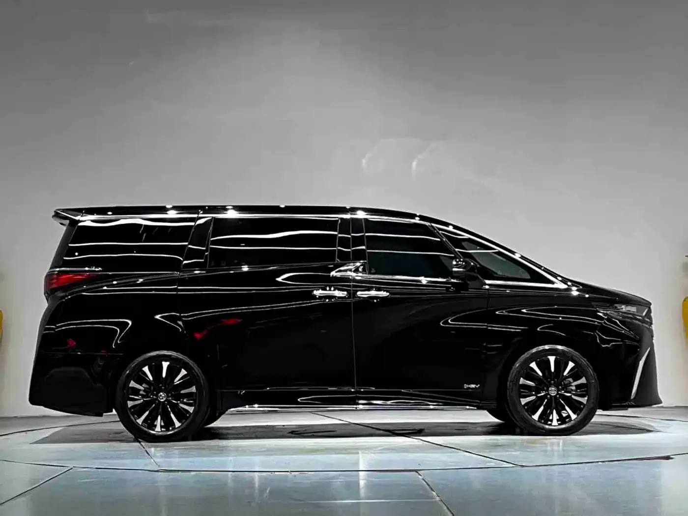Toyota Alphard 2024 Hybrid 2.5L Ultimate Enjoyment Edition — Фото автомобиля 18