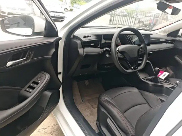 Roewe i5 — Фото автомобиля 15