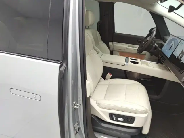 Li Auto MEGA — Фото автомобиля 24