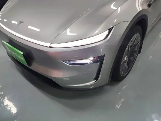 Tesla Model Y L — Фото автомобиля 17