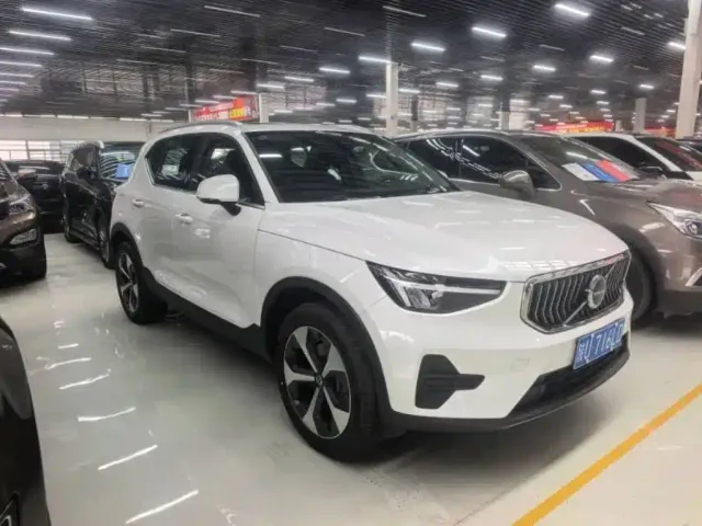 Volvo XC40 — Фото автомобиля 2