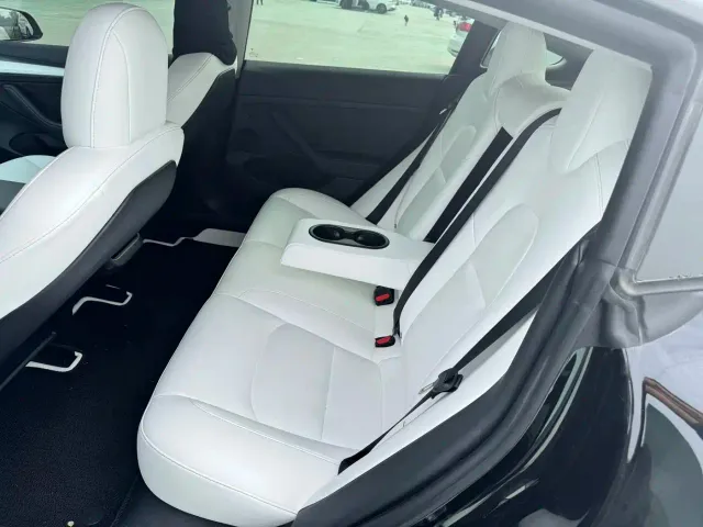 Tesla Model 3 — Фото автомобиля 6