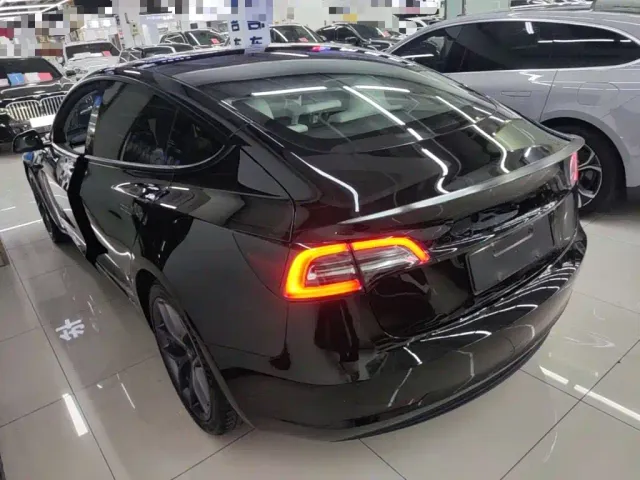 Tesla Model 3 — Фото автомобиля 4
