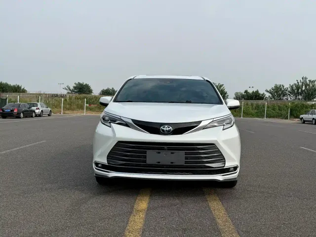 Toyota Sienna — Фото автомобиля 2