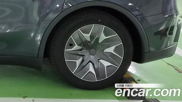 Tesla Model Y — Фото автомобиля 5