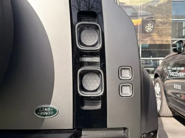 Land Rover Defender — Фото автомобиля 18