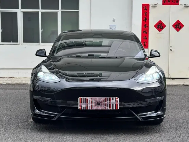 Tesla Model 3 — Фото автомобиля 2