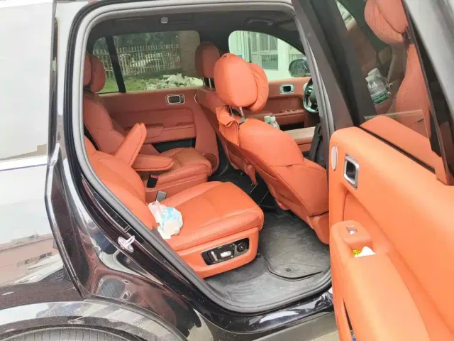Li Auto L8 — Фото автомобиля 11