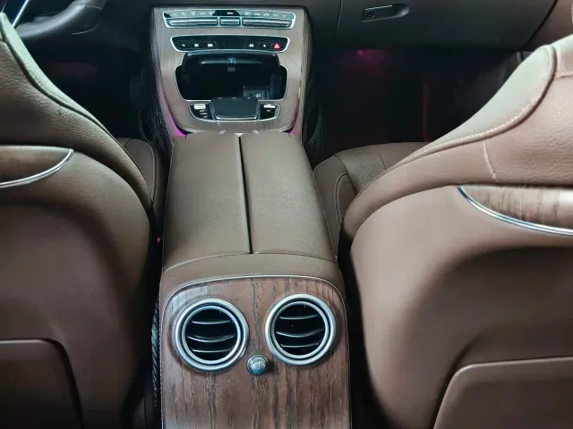 Mercedes-Benz E-Class — Фото автомобиля 11