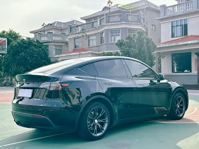 Tesla Model Y — Фото автомобиля 7