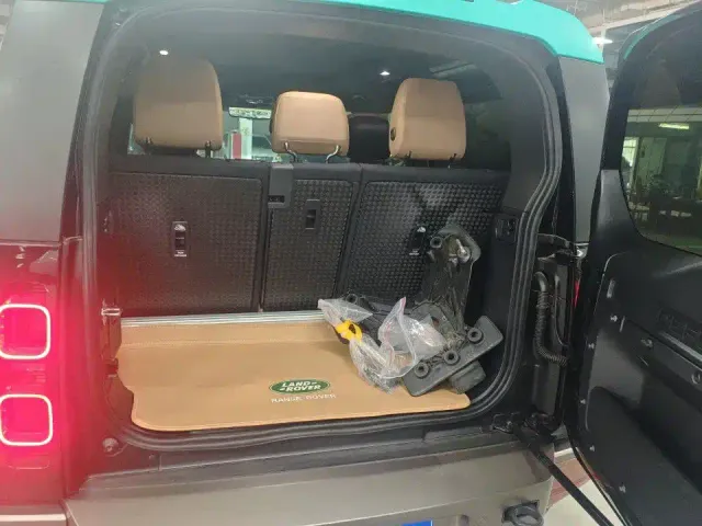 Land Rover Defender — Фото автомобиля 10