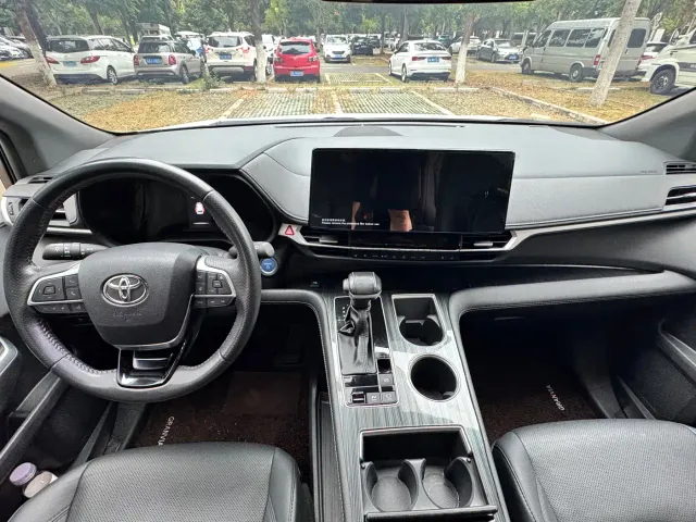 Toyota Sienna — Фото автомобиля 10
