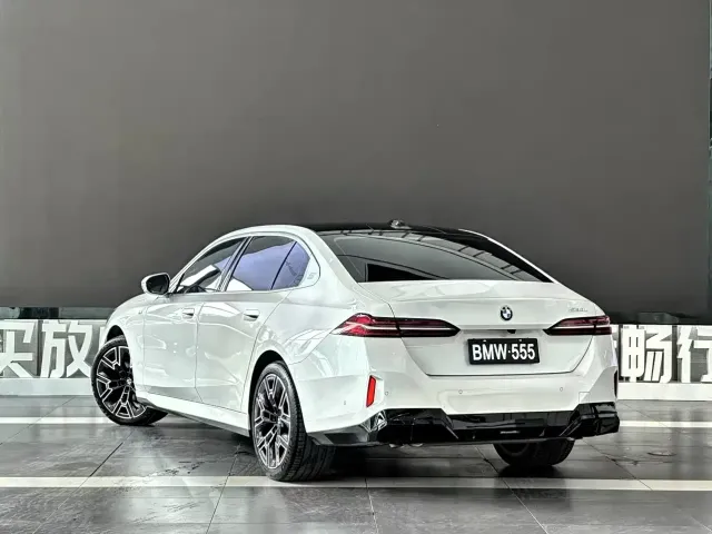 BMW 5 Series — Фото автомобиля 3