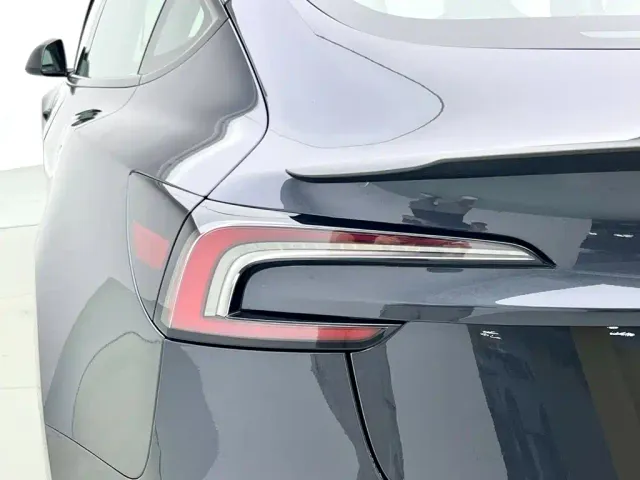 Tesla Model 3 — Фото автомобиля 5