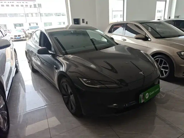 Tesla Model 3 — Фото автомобиля 3