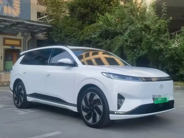 Dongfeng Yipai eπ008 2025 210Ultra Range Extender 5-Seater — Фото автомобиля 3